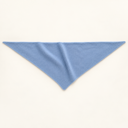 Écharpe triangle femme en laine bleu ciel dépliée