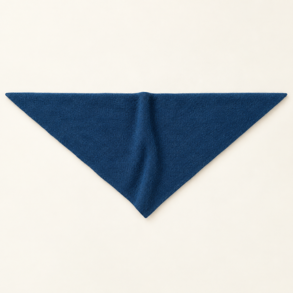 Écharpe triangle femme en laine bleue dépliée
