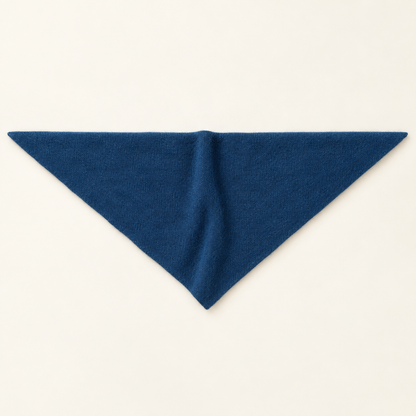 Écharpe triangle femme en laine bleue dépliée
