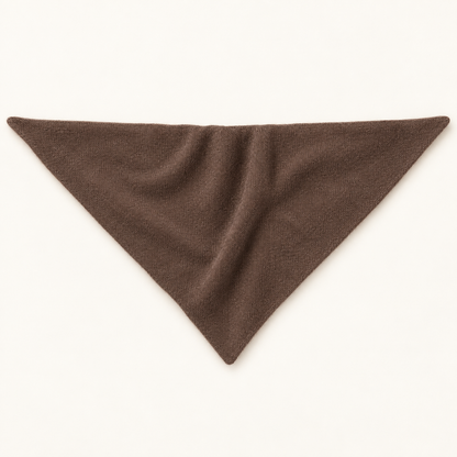 Écharpe triangle femme en laine couleur café dépliée