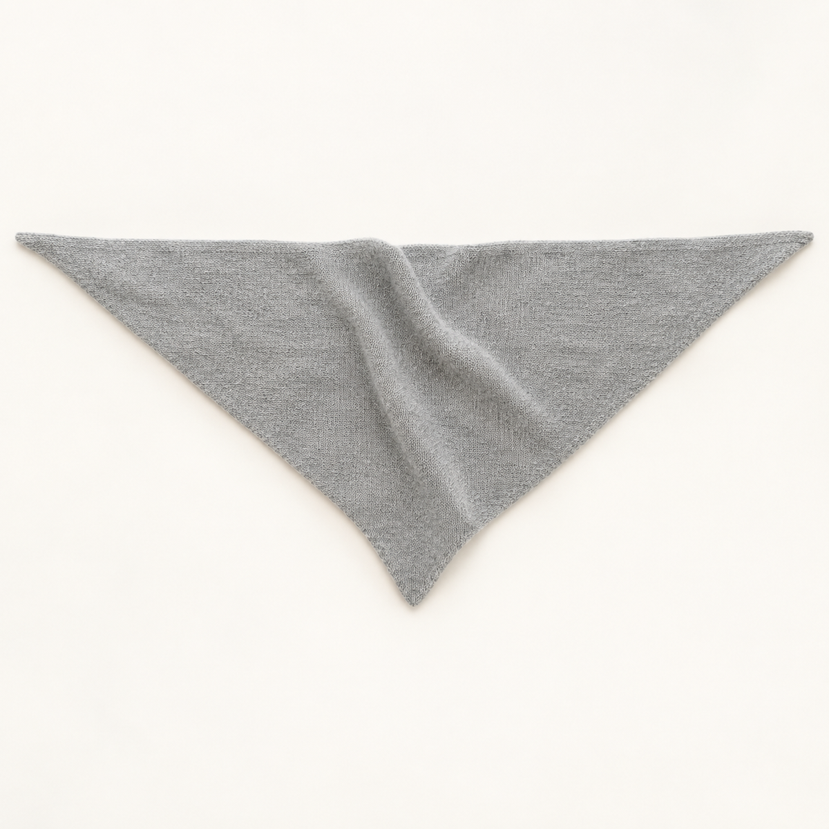 Écharpe triangle femme en laine gris clair dépliée