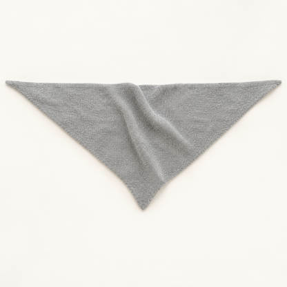 Écharpe triangle femme en laine gris clair dépliée