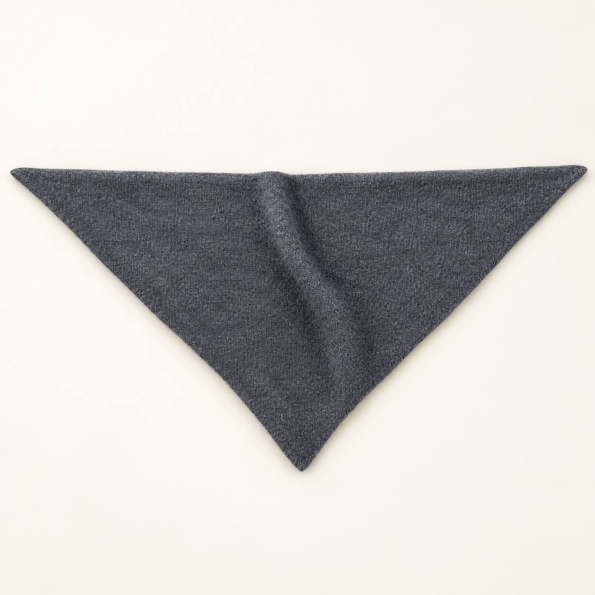 Écharpe triangle femme en laine gris foncé dépliée