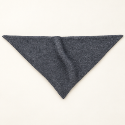 Écharpe triangle femme en laine gris foncé dépliée