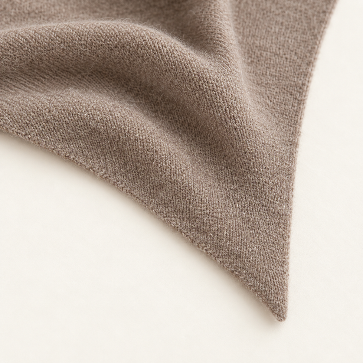 Détail de la maille de l’écharpe triangle femme marron clair