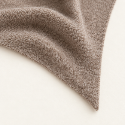 Détail de la maille de l’écharpe triangle femme marron clair