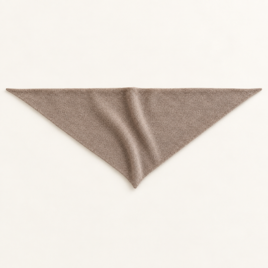 Écharpe triangle femme en laine marron clair dépliée