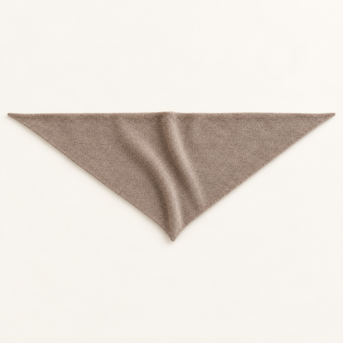 Écharpe triangle femme en laine marron clair dépliée