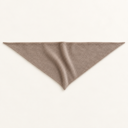 Écharpe triangle femme en laine marron clair dépliée