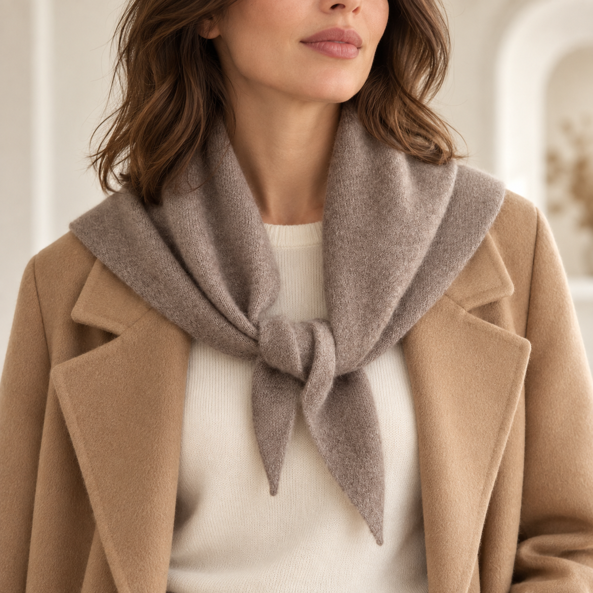 Écharpe triangle femme en laine marron clair portée