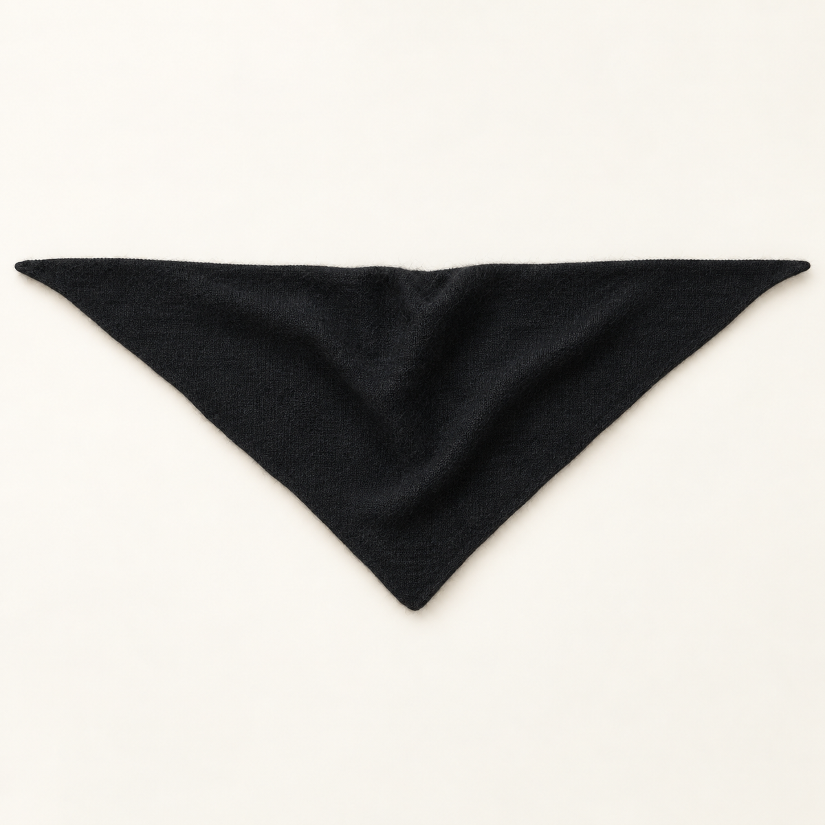 Écharpe triangle femme en laine noire dépliée