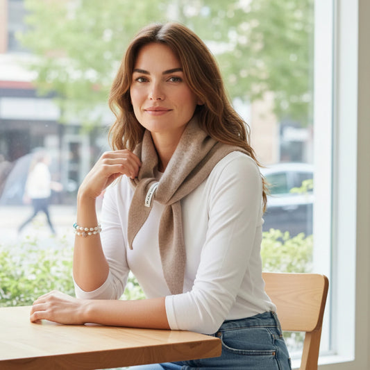 Écharpe Femme Laine Triangle – Élégance & Chaleur | Maison Amavia