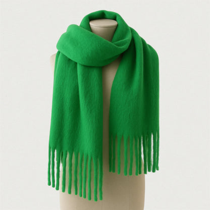 Écharpe vert émeraude vif avec franges, présentée sur mannequin studio Maison Amavia