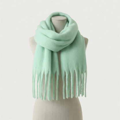 Écharpe vert menthe glacée Maison Amavia portée sur mannequin, modèle épais à franges