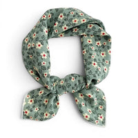 Foulard carré floral chic pour femme
