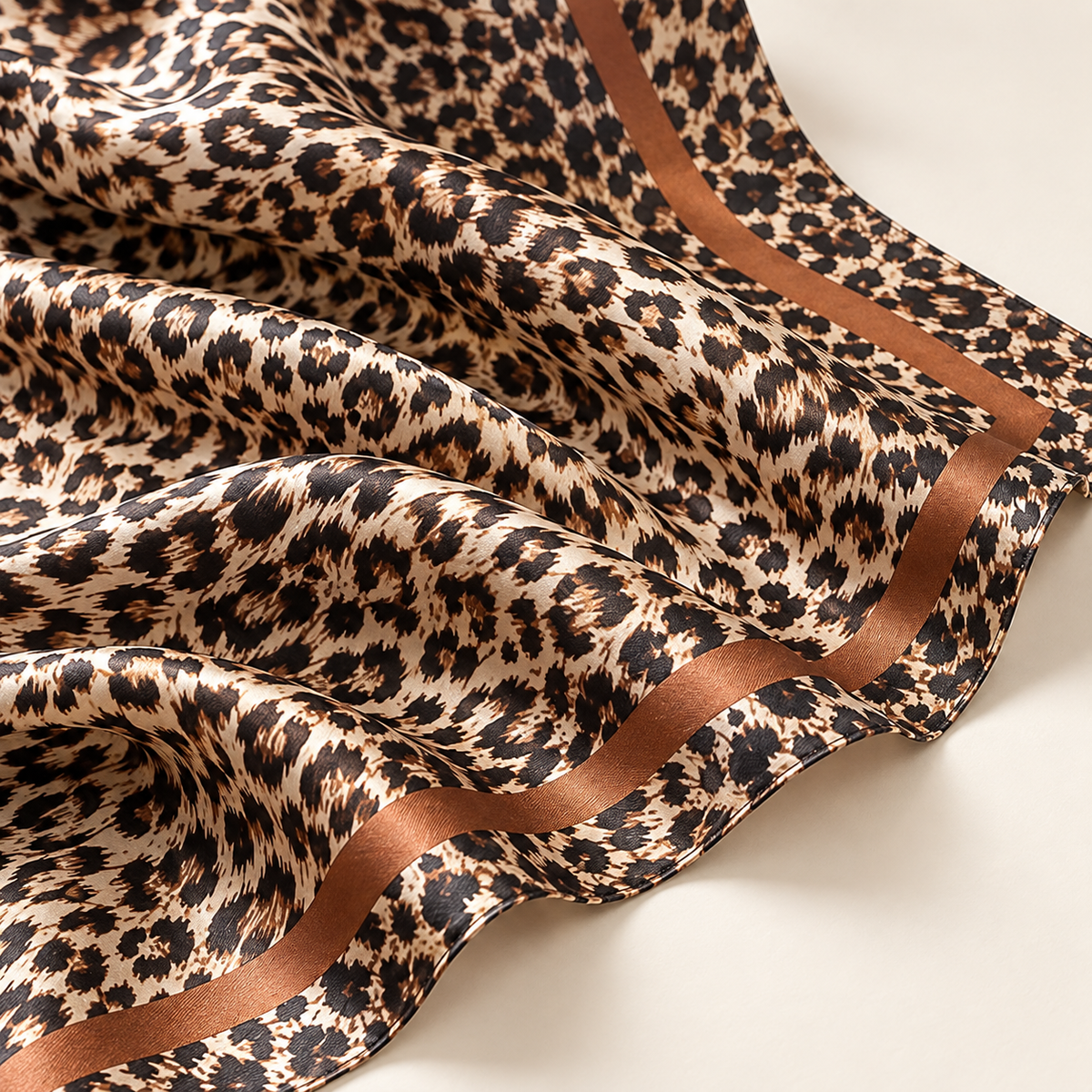 Détail du foulard léopard beige femme au fini satiné