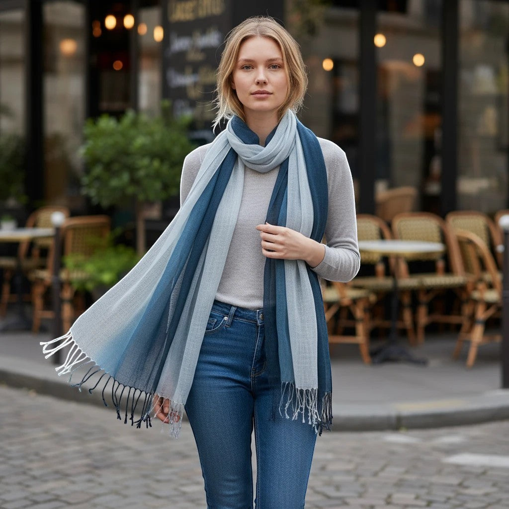 Écharpe Maison Amavia 100% lin dégradé bleu et gris avec franges, pour femme, collection Printemps/Été.