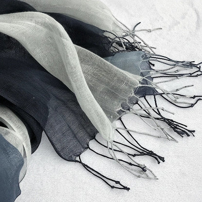 Écharpe Maison Amavia 100% lin dégradé gris et noir avec franges, idéale pour le printemps/été.