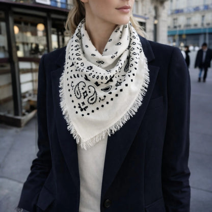 Foulard femme blanc motif noir porté avec blazer bleu marine look élégant