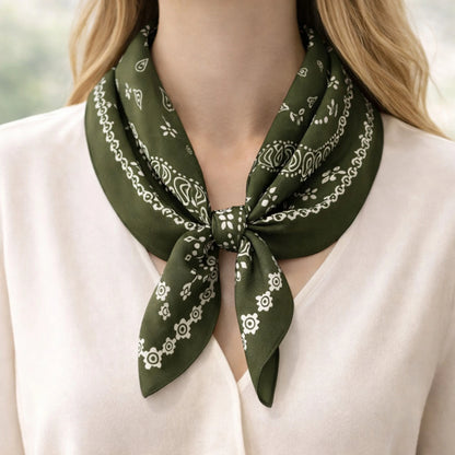 Foulard femme imprimé cajou vert porté autour du cou, style élégant et minimaliste printemps été