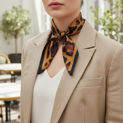 Foulard femme léopard porté au printemps, style élégant et minimaliste