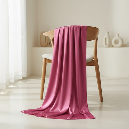 Maison Amavia foulard en soie rose uni 90x90 cm en satin luxueux, polyvalent pour hijab ou châle.
