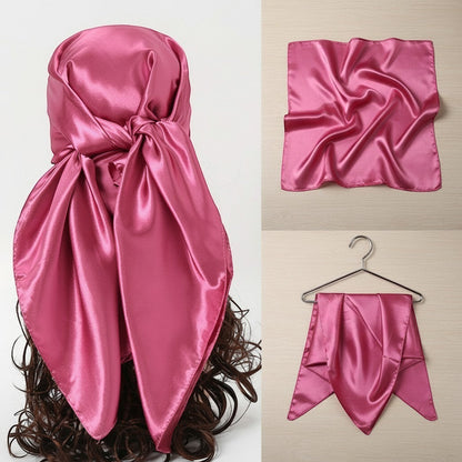 Foulard Maison Amavia 90x90 cm en soie satin rose uni, polyvalent pour hijab, châle ou bandeau.